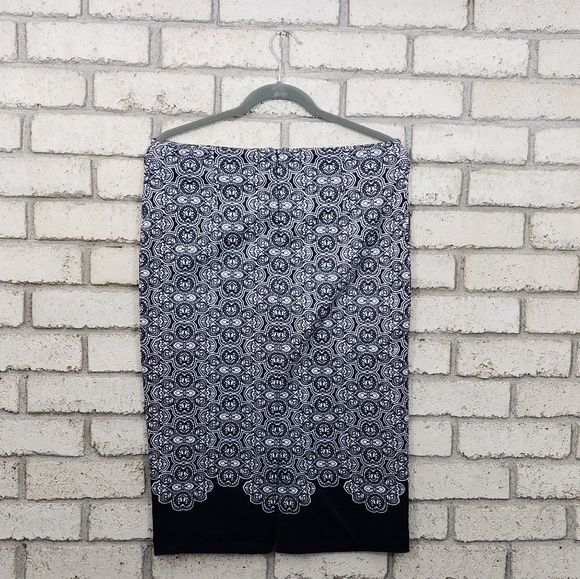 Stretchy pencil skirt - Picture 2 of 2